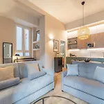 5' From Station, Elegance And Class ミラノ