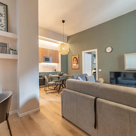 5' From Station, Elegance And Class